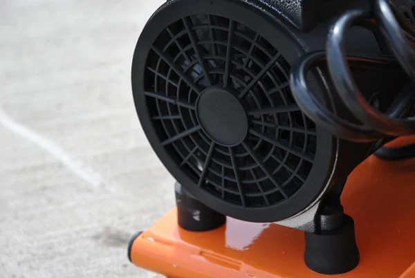 EMAX Hulk Portable "Silent" Air Compressor 5.29 CFM 5 Gallon W/ 1.5HP, 115V, 8AMP Motor (HP15P005SS) - Image 3
