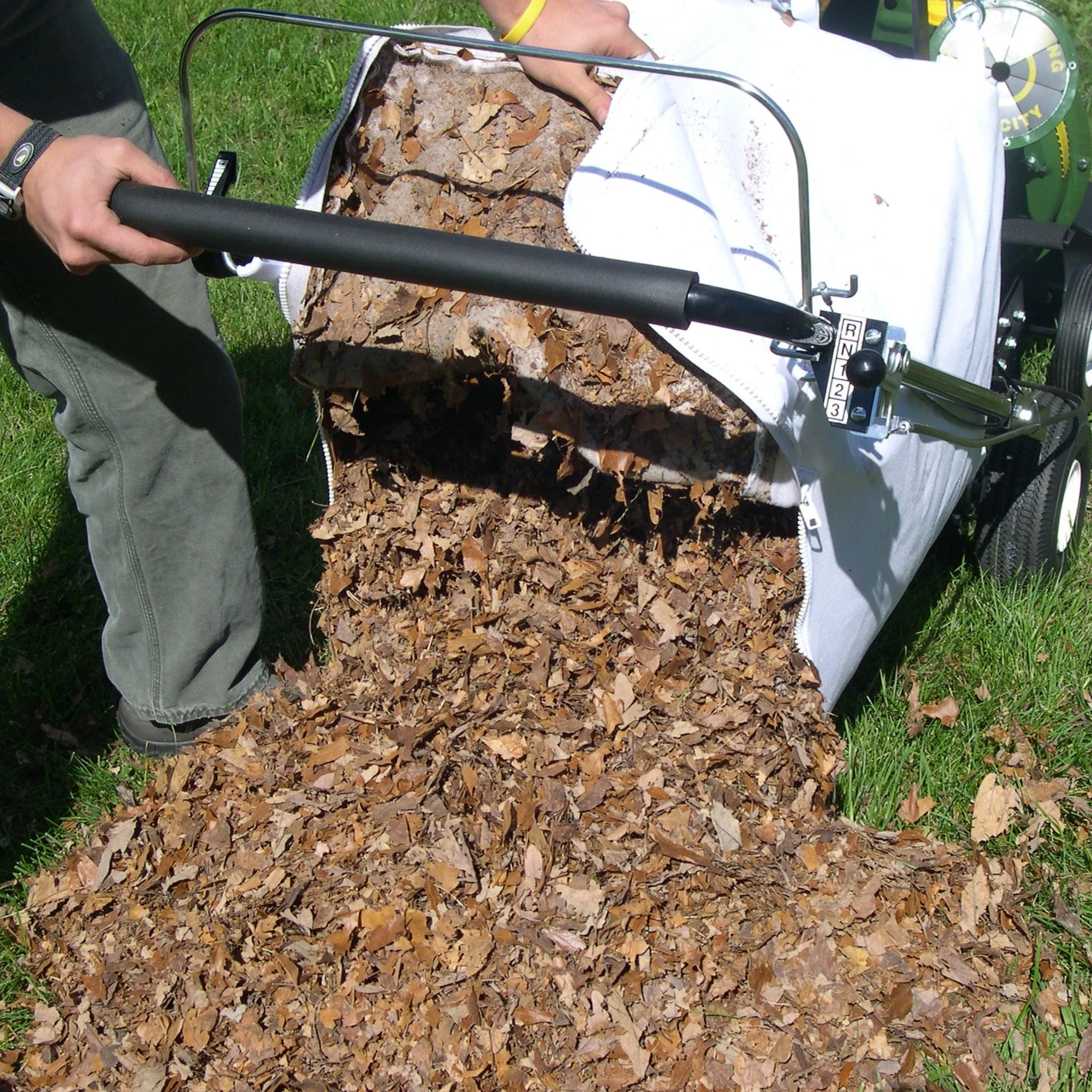 Mighty Mac™ Self-Propelled Vacuum-Chipper-Bagger with Electric Start (VCB1102E) - Image 3