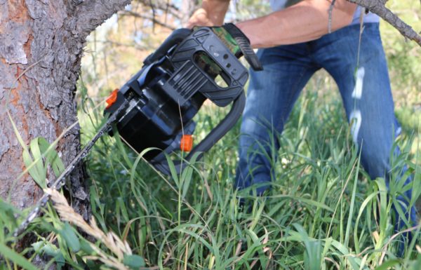Redback 18" 120-Volt Lithium-Ion Cordless Chainsaw (106493) - Image 4